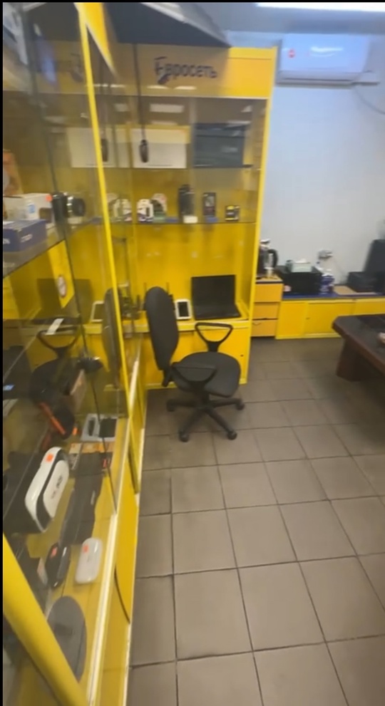 Продается комплект мебели, витрины, ресепшен (1)
