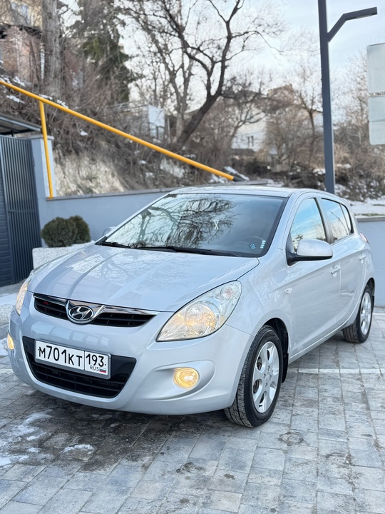 Продам Hyundai i20.
1.4 бензин.
Автомат.
2010г.
Автомобиль в (1)