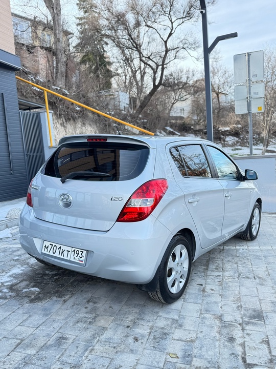 Продам Hyundai i20.
1.4 бензин.
Автомат.
2010г.
Автомобиль в (2)