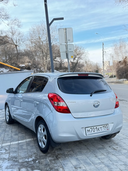 Продам Hyundai i20.
1.4 бензин.
Автомат.
2010г.
Автомобиль в (4)