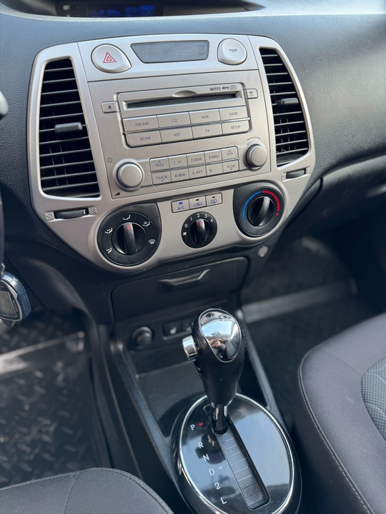 Продам Hyundai i20.
1.4 бензин.
Автомат.
2010г.
Автомобиль в (5)