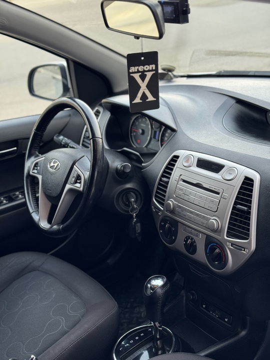 Продам Hyundai i20.
1.4 бензин.
Автомат.
2010г.
Автомобиль в (8)