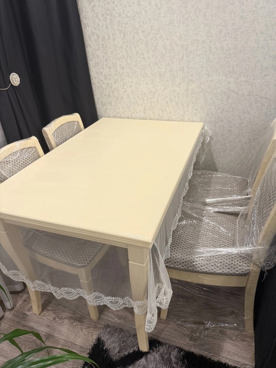 Стол и 4 стула ,в