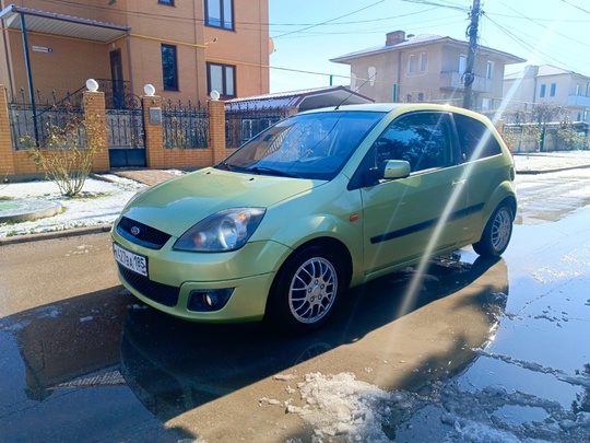 Продается Форд Фиеста 2006 года.
