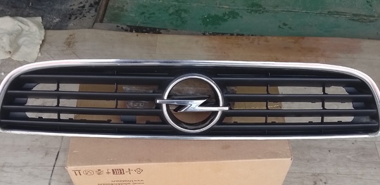Продам решётку радиатора на Opel