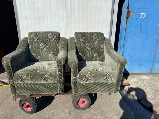 Продам 2 кресла и диван