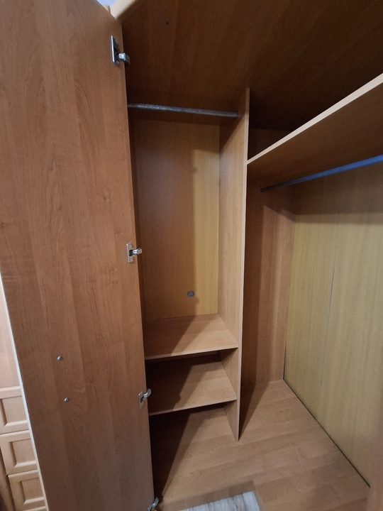Продам шкаф 
Цена: 5к
Территориально Луганск, (2)