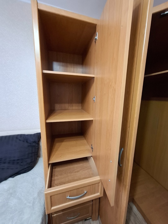 Продам шкаф 
Цена: 5к
Территориально Луганск, (3)