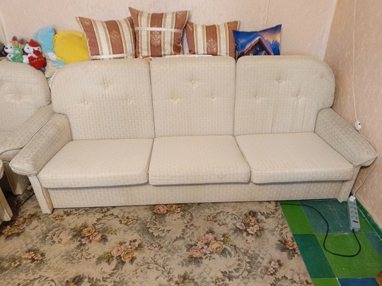 Продам диван раскладывающийся и два