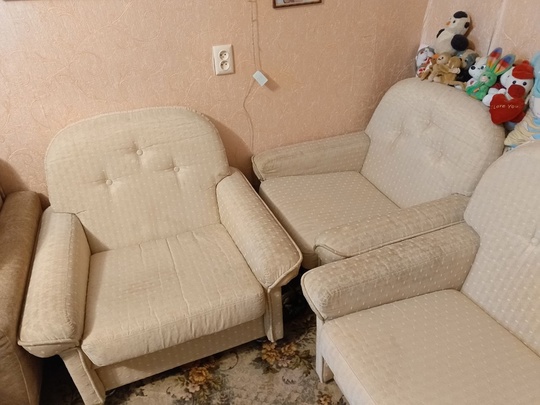 Продам диван раскладывающийся и два (1)