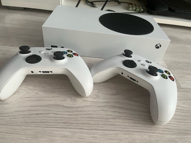 Продам Xbox series s 512гб
В (1)