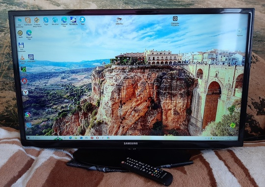 Продам ЖК-телевизор Samsung UE32EH5040W.
32" (81cm) (4)