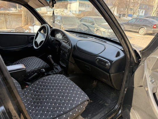 Chevrolet Niva 
2006 год 
1.7 (7)