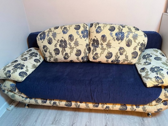 Продам диван 5000₽ самовывоз. 79201257326