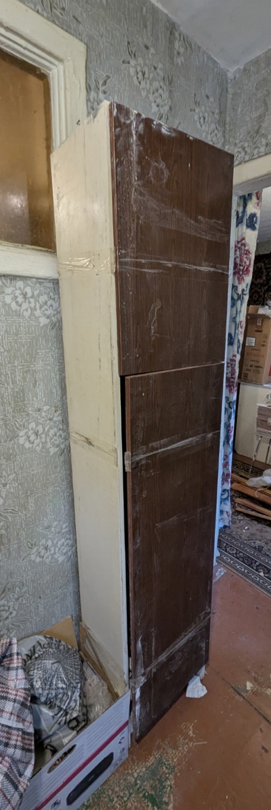 Продам кухонный гарнитур
Пенал,2 навесных шкафчика, (2)