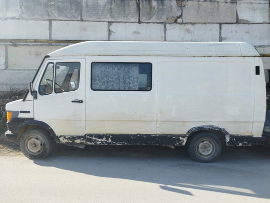 Продам грузоподъёмность до 2т, грузопассажирский. (3)