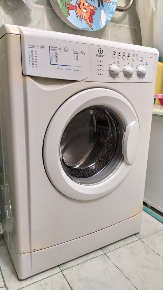 Продам б/у стиральную машинку Indesit