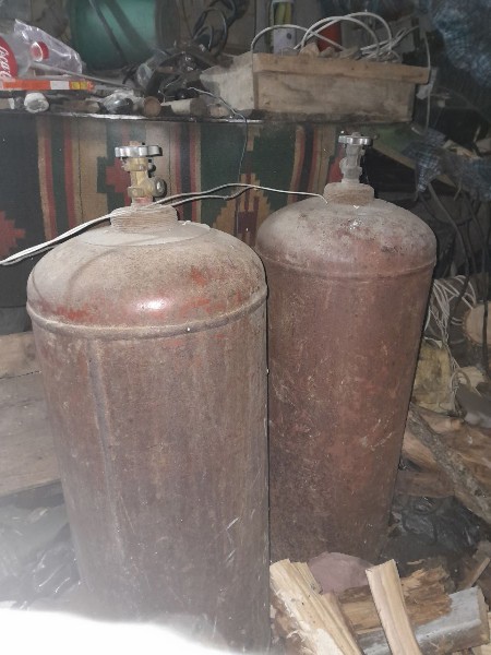 Продам 

1. Вольер 2х1,5х1,8 - 6000 (4)