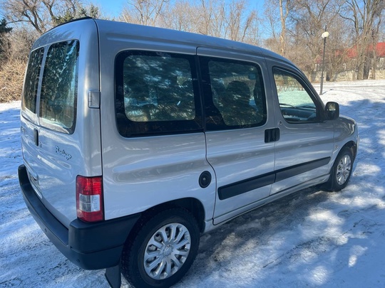 Продам Citroen Berlingo
2009 год пробег (1)