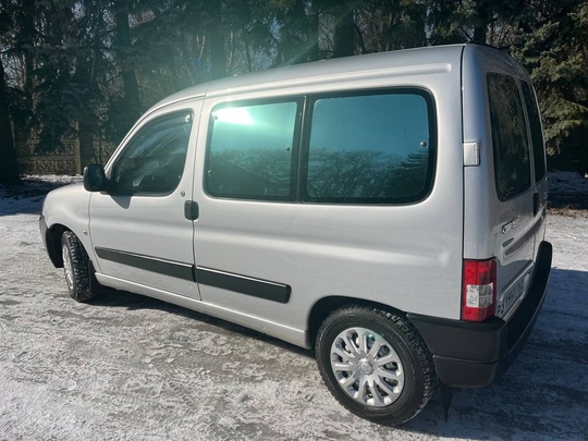 Продам Citroen Berlingo
2009 год пробег (2)