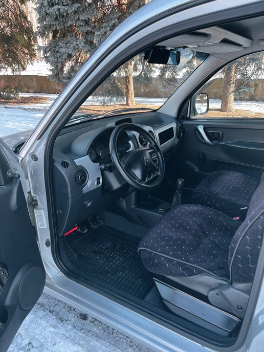 Продам Citroen Berlingo
2009 год пробег (9)