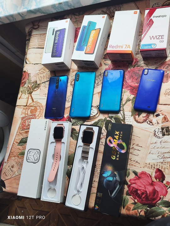В продаже имеются смартфоны, и