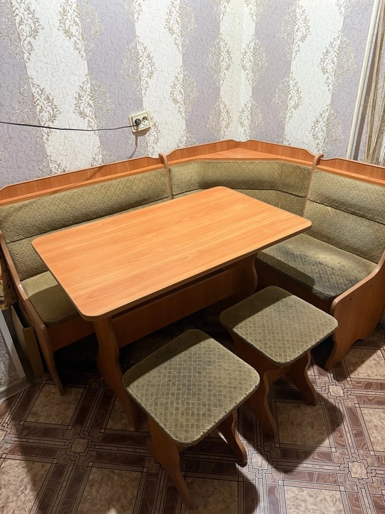 Кухонный уголок , хороший крепкий