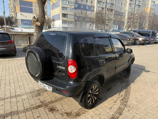 Chevrolet Niva 
2006 год 
1.7 (2)