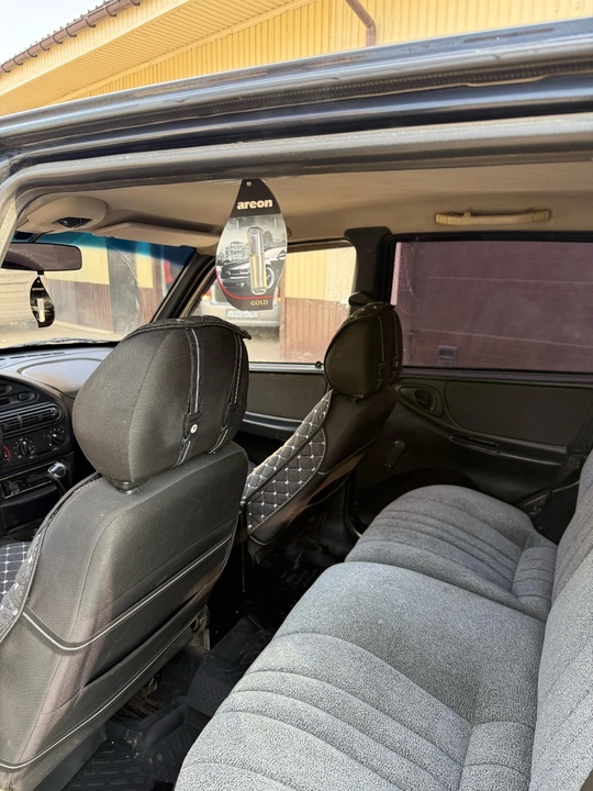 Chevrolet Niva 
2006 год 
1.7 (6)
