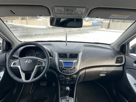 Продам Hyundai Solaris 2012 года (4)