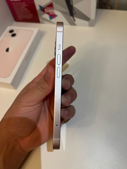 Продам IPhone 13 на 128ГБ (4)