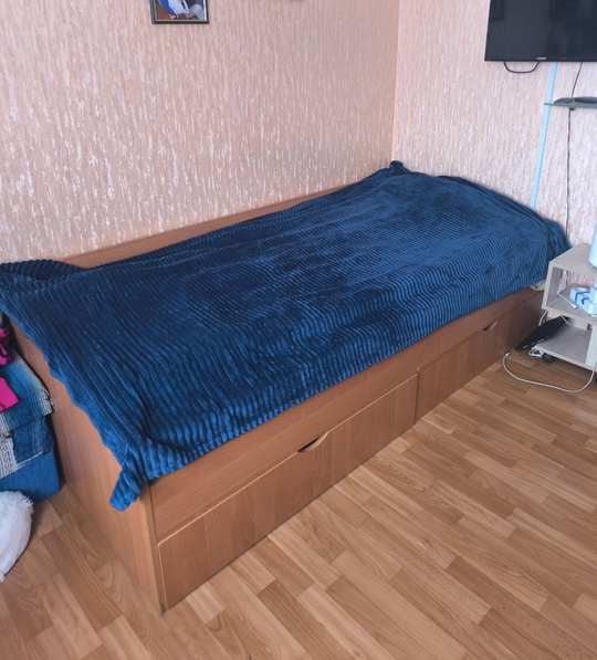 Продам стенку, кровать с матрасом. (1)