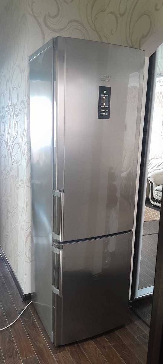 Продаётся холодильник ARISTON Hotpoint HBD1202.3XNFHO3
