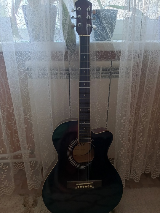Продам гитару 
размер 3/4
цена 5 (1)