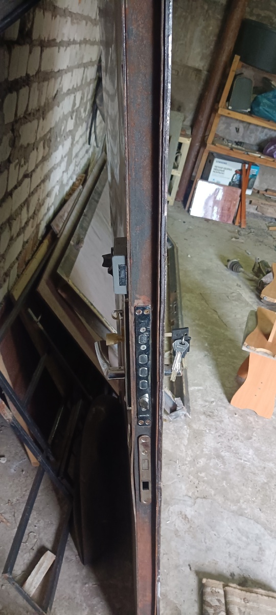 Продам мет дверь утеплена с (1)