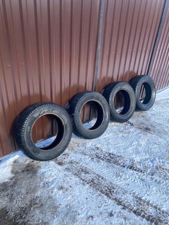 Продам: Резину на Ниву R-16
Цена:
