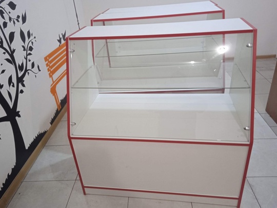 В продаже  торговые витрины