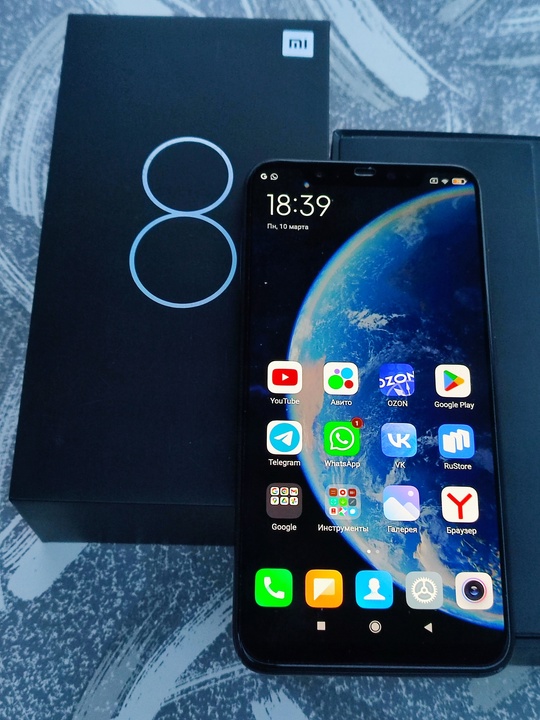 Xiaomi Mi 8 piano black.
Флагманская