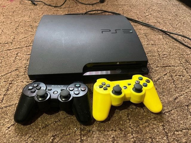 Продам прошитую playstation 3 slim.