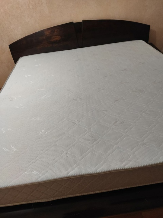 Продам матрас 180*200 средней жесткости,в