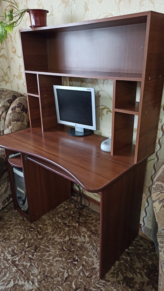 Продам компьютерный стол. 3000 рублей.