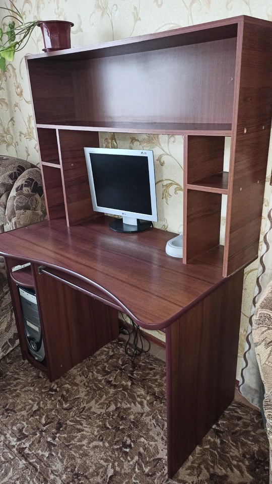 Продам компьютерный стол. 3000 рублей. (1)