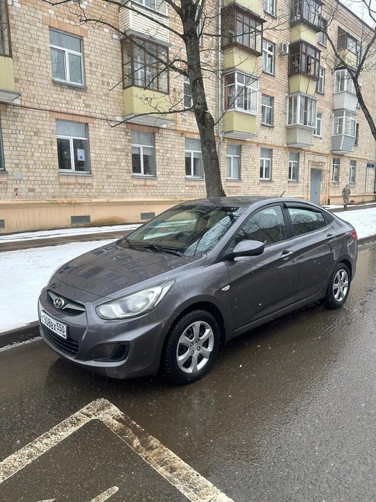 - Hyundai Solaris 2013г 1.6МТ