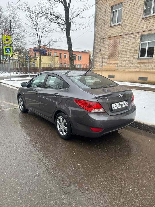 - Hyundai Solaris 2013г 1.6МТ (1)