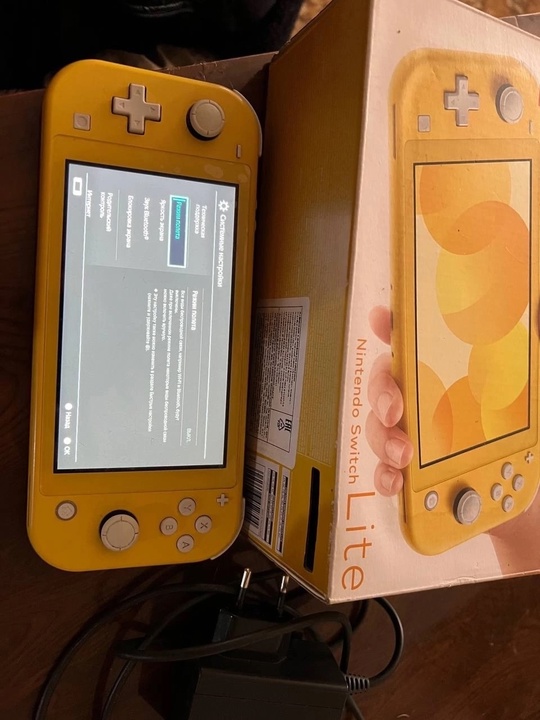 Продам Nintendo Switch Lite желтая.