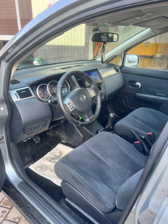 Nissan Tiida 
2008 года
1,6 бензин (7)