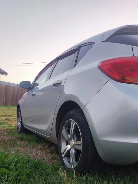 Opel Astra J 2011 г. (4)