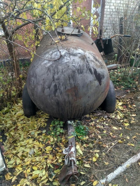 Продается бочка на шасси легкового (1)