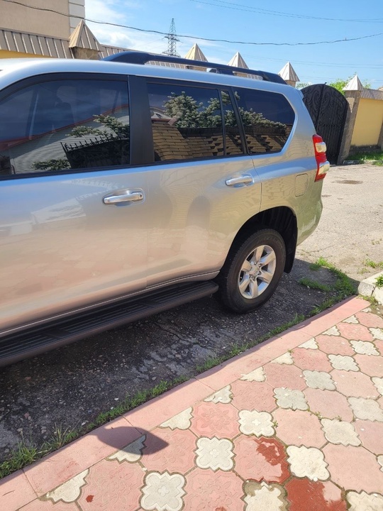 Автомобиль 2014 года, объем 2.7, (2)