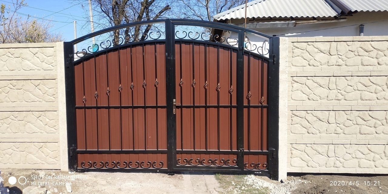 Ворота с калиткой внутри как